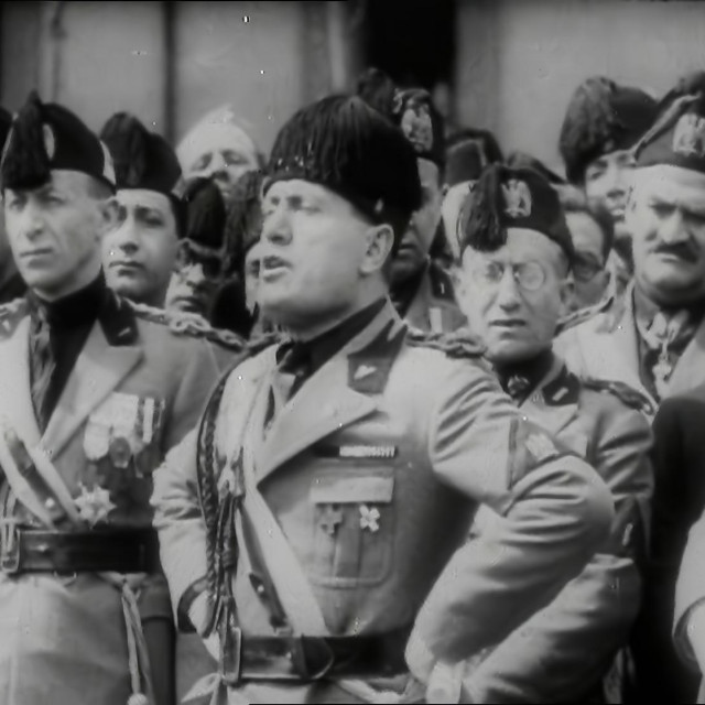 Benito Mussolini drži govor okupljenoj masi