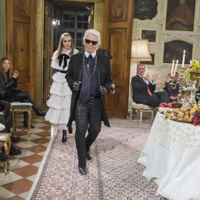 Cara Delevingne i Karl Lagerfeld na reviji Chanela 2014. u dvorcu Leopoldskron