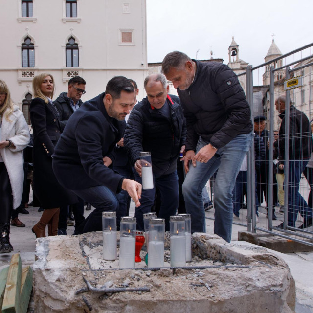 Kad vidite župana Blaženka Bobana kako patetično nosi svijeću za Kovačićev štandarac, dlanom je zaklanjajući da se ne ugasi, upitate se je li taj odrasli dripac prije desetak s jednakom pomnjom primicao plamičak da zapali scenografiju američkog filma