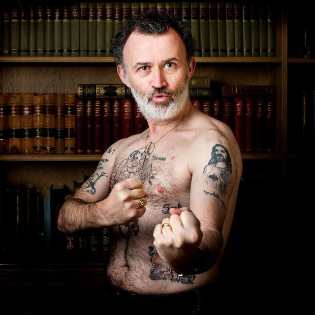 Tommy Tiernan:  Sjećam se da sam jednom imao nastup u Moskvi, i kada sam zbijao šale na račun Rusije, svi su se smijali, a kada sam rekao nešto za Putina, u dvorani je zavladao potpuni muk