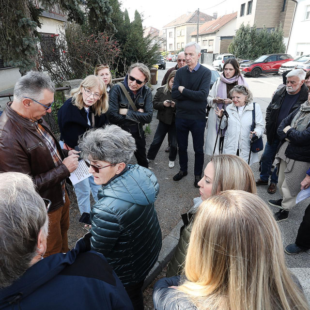 Stanari koji žive u blizini Vinogradske bolnice potpisivali su peticiju protiv represije jer im zbog obnove bolnice i manjka parkirališnih mjesta posjetitelji bolnice parkiraju u kvartu, teško je pronaći parkirno mjesto osim na nogostupu pa ulicama kruži pauk i prometni redari.
 