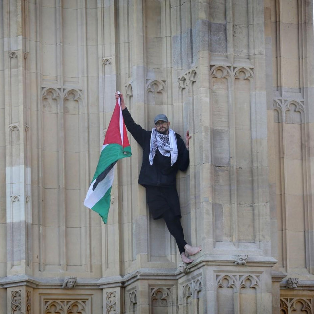 Muškarac s palestinskom zastavom popeo se na Big Ben