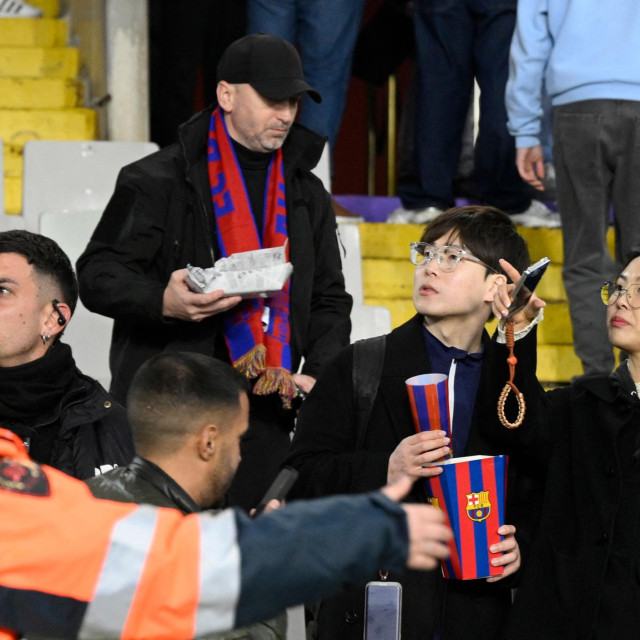 Barcelonini navijači napuštaju stadion nakon potresne vijesti o smrti