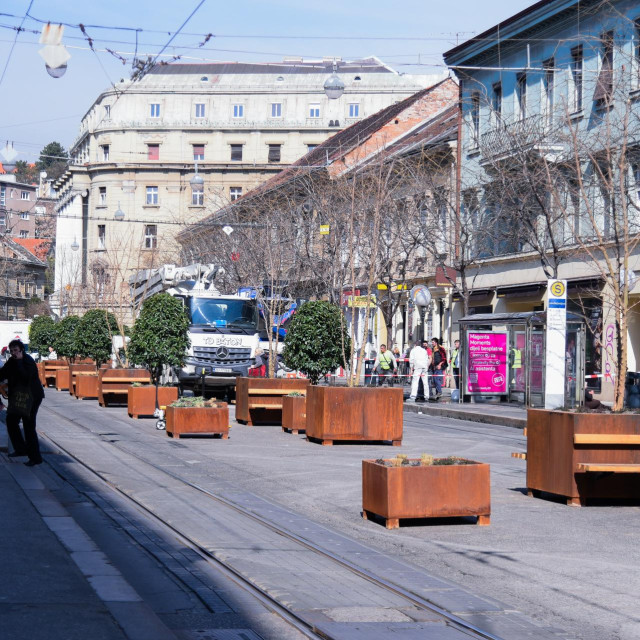 Postavljene klupice i žardinjere u Draškovićevoj. 