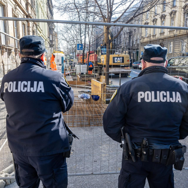 U Žerjavićevoj su radove na ugradnji podzemnih spremnika osiguravali policajci