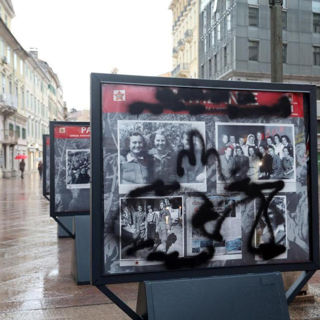 Vandali tijekom noći išarali izložbu ‘Partizanke‘ koja je postavljena na postamentima na Korzu