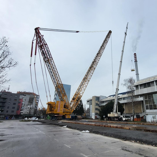 Podignuta najveća dizalica na Trešnjevci koja će raditi na obnovi Doma sportova