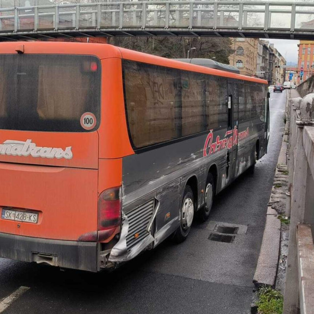 Prometni kolaps nastao je nakon što je autobus zaglavio u Miramarskoj