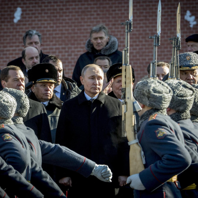 Vladimir Putin i ruski vojnici