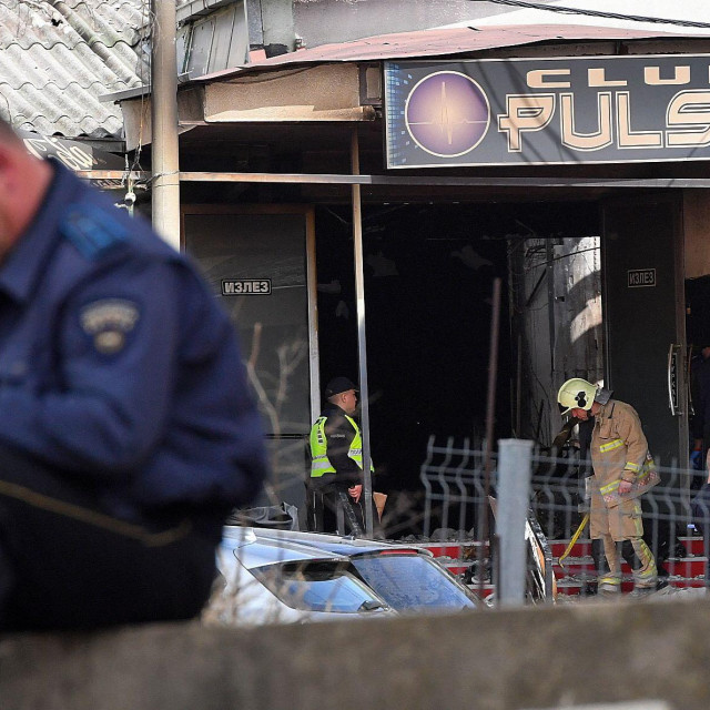 Policija ispred noćnog kluba u Kočanima