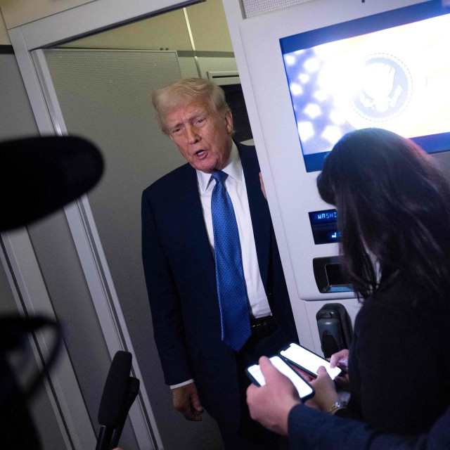 Trump je s novinarima razgovarao na letu Air Force One