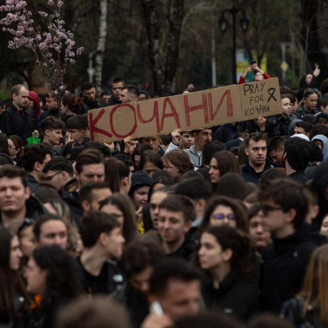 Ispred sveučilišta u Skoplju okupio se golem broj studenata