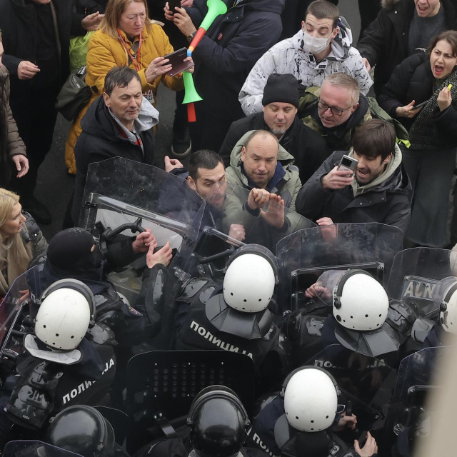 Sukob prosvjednika i policije ispred Skupštine grada Novog Sada na dan izbora gradonačelnika Žarka Mićina