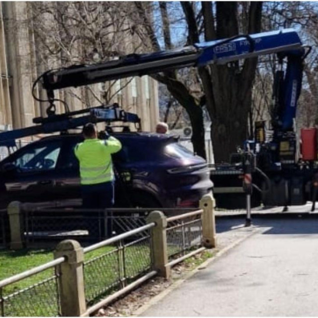 Zagrebparking uklanja ilegalno parkirano vozilo