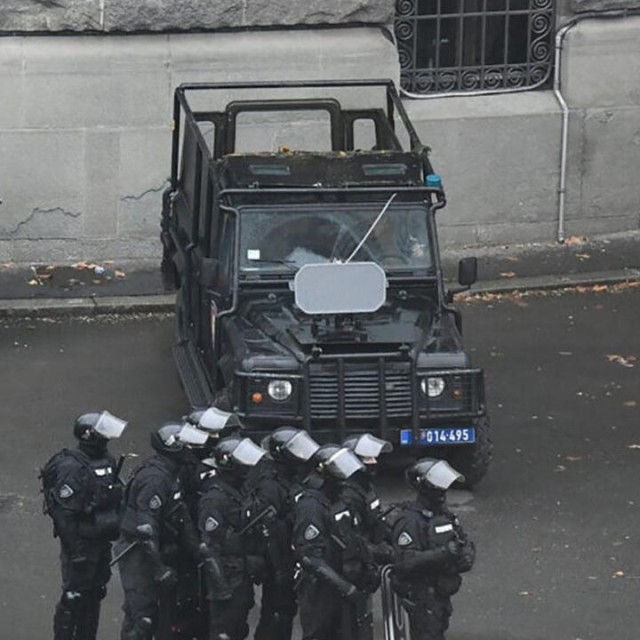 Fotografija koja prikazuje, kako se čini, zvučno oružje na policijskom vozilu parkiranom pored Skupštine u Beogradu tijekom studentskog prosvjeda 15. ožujka