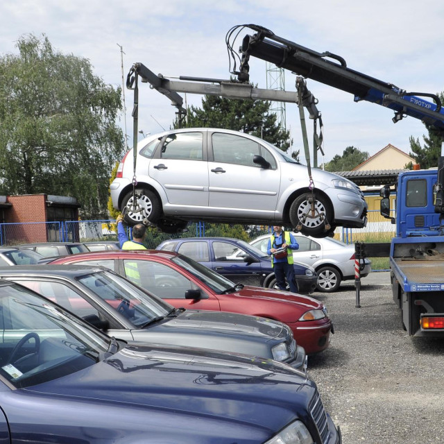 Pauk odvozi automobil