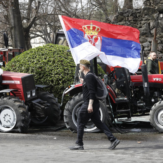 Oštećeni traktori ispred Pionirskog parka