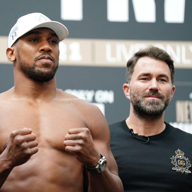 Anthony Joshua (lijevo) i Eddie Hearn (desno)