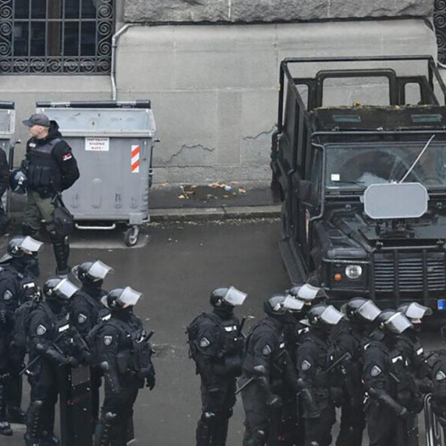 Fotografija koja prikazuje, kako se čini, zvučno oružje na policijskom vozilu parkiranom pored Skupštine u Beogradu tijekom studentskog prosvjeda 15. ožujka