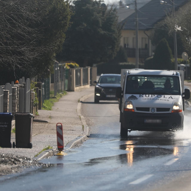 Poplavljena cesta u Gornjoj Dubravi