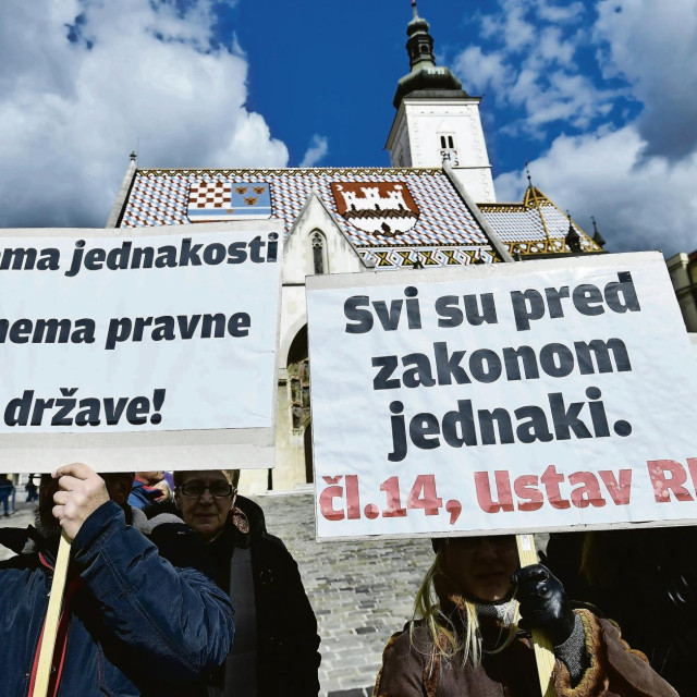 Prizori s prosvjeda zaštićenih najmoprimaca na Markovom trgu kada su donošene izmjene zakona