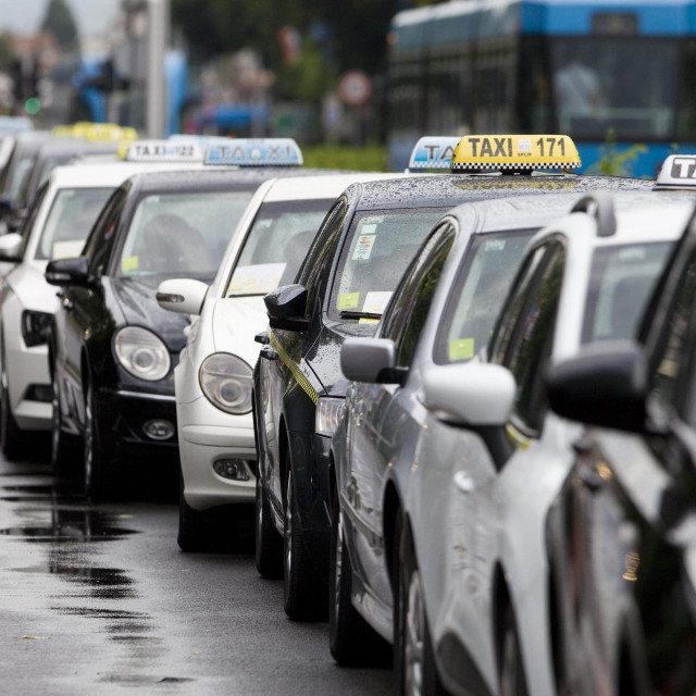 Zagreb, 210617.
Vukovarska ulica.
Vozaci taksija iz cijele hrvatske parkirali su svoja vozila dijelom Vukovarske ulice cime su prosvjedovali protiv tvrtke Uber.