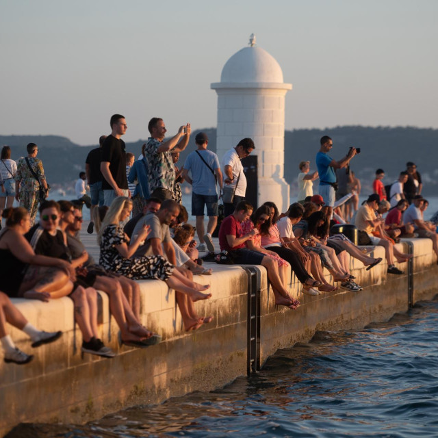 Zadar, 270624 Stotine turista su i veceras uzivale u prekrasnom zalasku sunca na zadarskoj rivi.