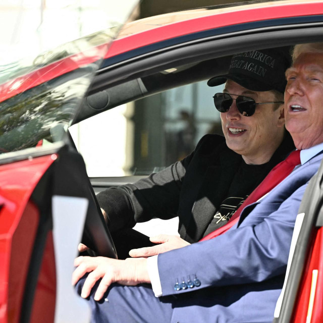 Donald Trump i Elon Musk u Tesli