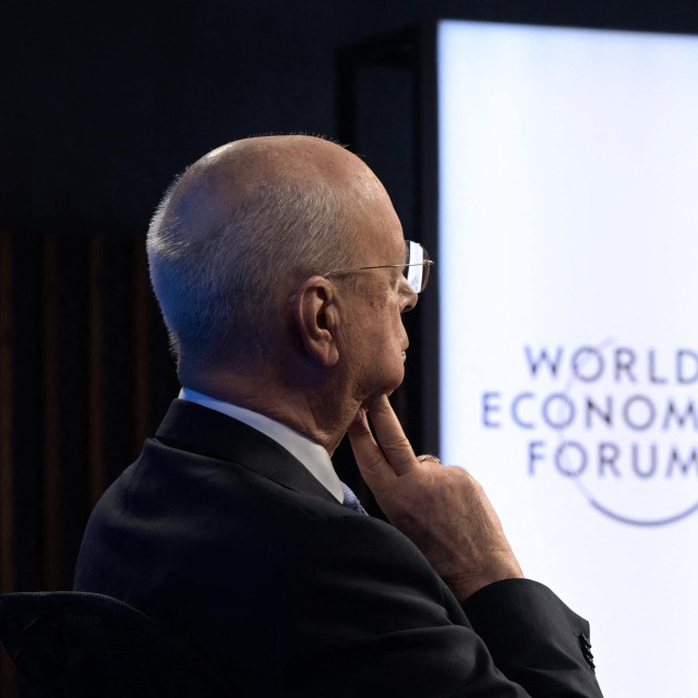 Tijekom godina, WEF je postao jedno od najutjecajnijih mjesta susreta za političke i poslovne elite, ali istovremeno i meta kritika zbog elitizma, zatvorenosti i ograničenog pristupa širem civilnom društvu.