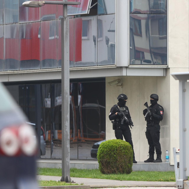 Policija oko zgrade Vlade RS-a u Istočnom Sarajevu