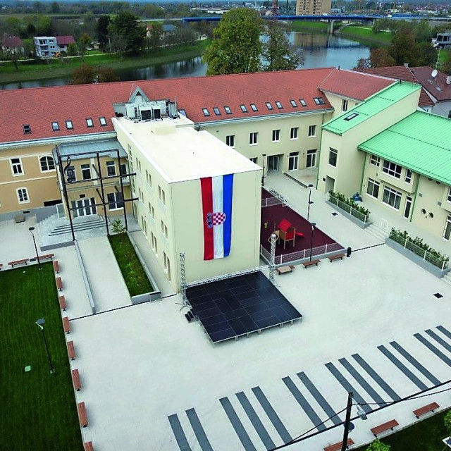 Od nekadašnjeg zatvora napravili nezamislivo
Bivši zatvor u centru Sisku pretvorili su u moderno uređenu zgradu u kojoj se nalaze prvi županijski vrtić Zvjezdice, galerijski prostori, Glazbena škola Frana Lhotke, a vanjski trg uz zgradu postao je otvoren prostor za održavanje manifestacija i koncerata
