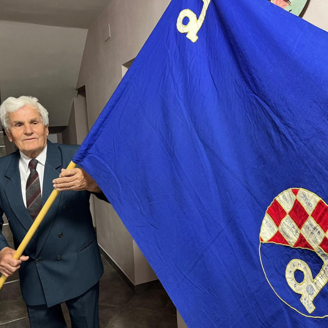 Deda Anto s Dinamovom zastavom iz 1973. godine