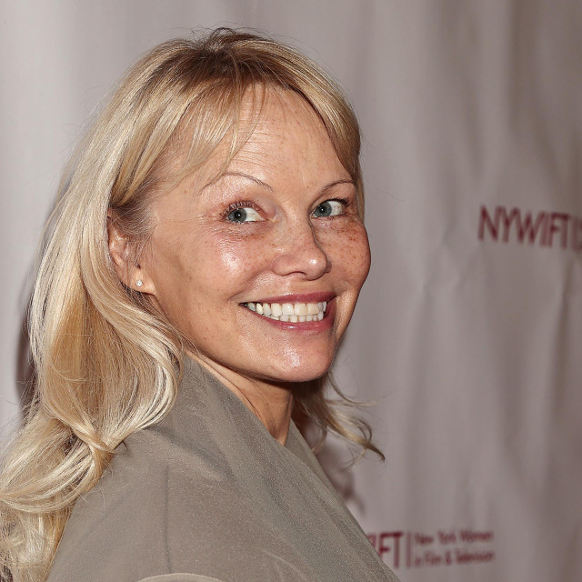 Pamela Anderson stari bez šminke, odjevena u zemljane tonove i sretna