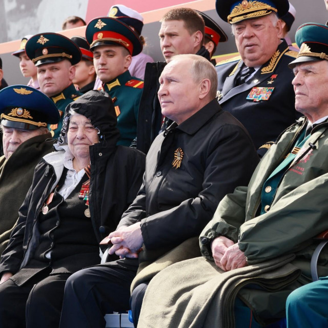 Vladimir Putin gleda vojnu paradu na Crvenom trgu 2022.