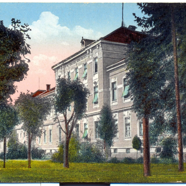 Kraljevska zemaljska javna bolnica, 1932.: Pri gradnji, u to vrijeme, moderne bolnice sa 110 kreveta vodilo se računa i o vjetrovima te stranama svijeta prema kojima će sobe biti okrenute.