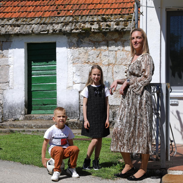 Mama Ana Marija Čondić s kćeri Vanom i sinom Marijanom u Svibu, selu u Imotskoj krajini; njih četvero - tata je na brodu - doselili su se iz Splita