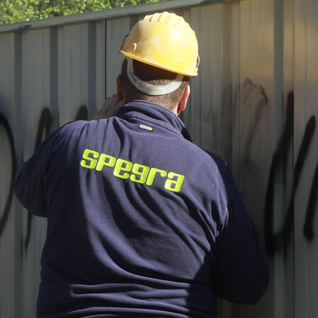 Radnici na Trgu žrtava fašizma imaju pune ruke posla s ljutitim grafiterom
