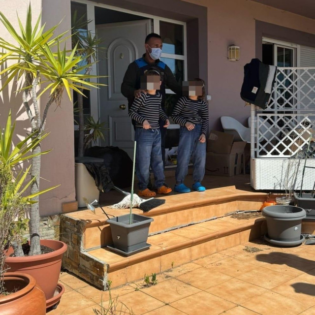 Policija izvodi zatočene dječake iz kuće u Oviedu