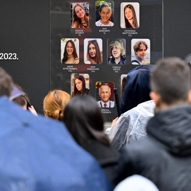 Beogradska škola u kojoj se dogodila ova nezamisliva tragedija postala je mjesto okupljanja na kojem su brojni građani Srbije odali počast žrtvama