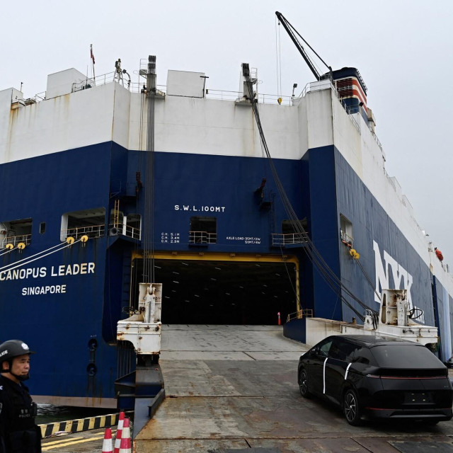 Ilustracija, kineski policajci promatraju električno vozilo X9 kineskog proizvođača XPeng dok se ukrcava na brod NYK Linea za Tajland tijekom ceremonije u luci Guangzhou, u južnoj kineskoj pokrajini Guangdong