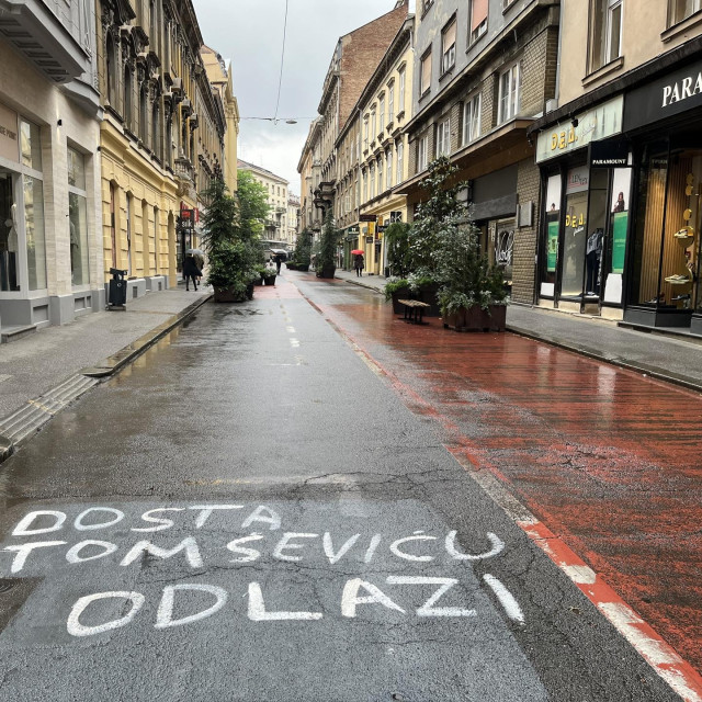 Osvanuo je u samom središtu Zagreba u Masarykovoj ulici