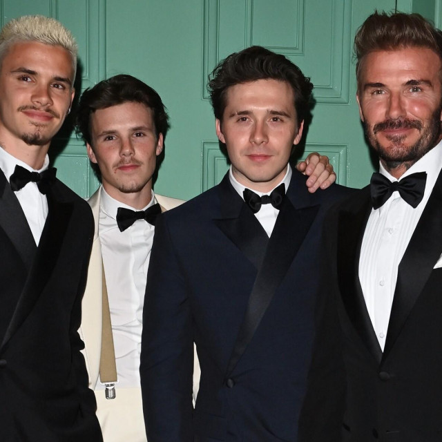 Prošle godine na proslavi 50. rođendana Victorije Beckham - Romeo, Cruz, Brooklyn i David Beckham 