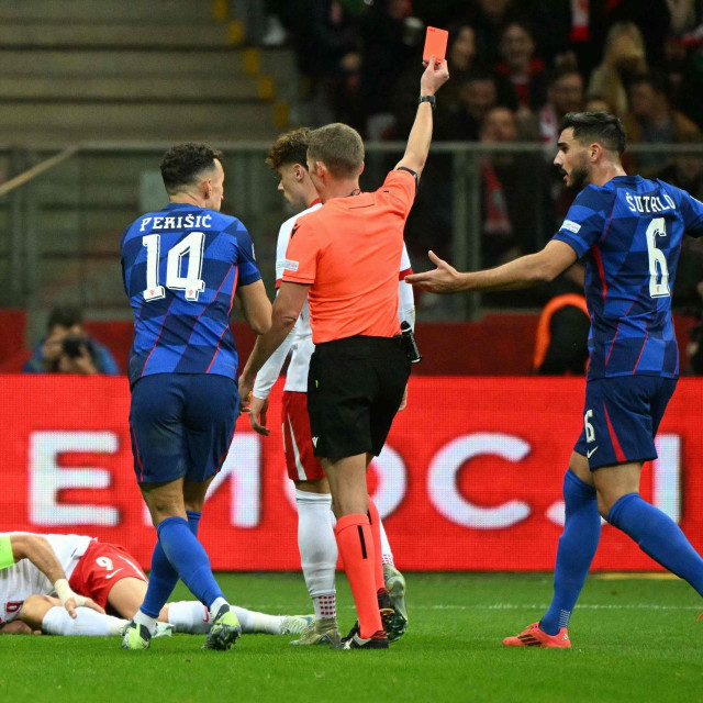Alejandro Hernandez pokazuje crveni karton Dominiku Livakoviću