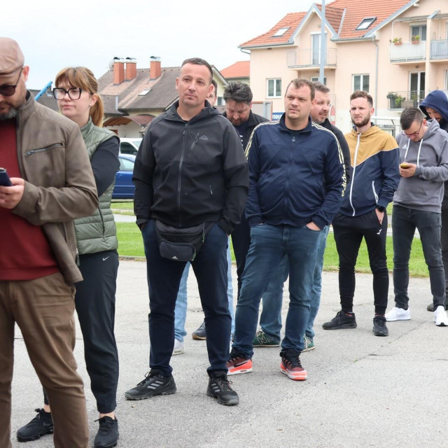 Navijači čekaju u redu za ulaznice u Koprivnici