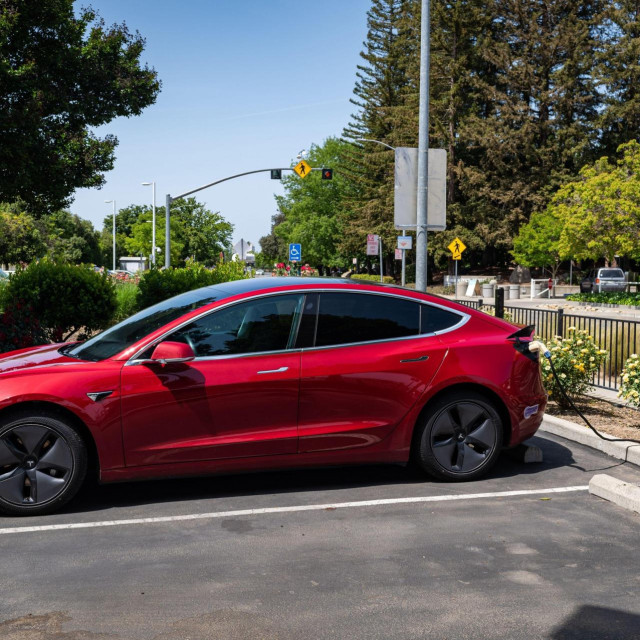 Tesla, punjač, ilustracija