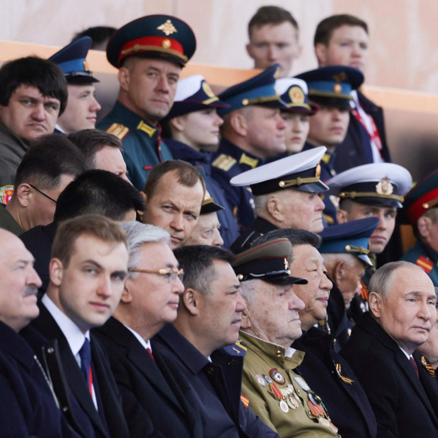 Putin i strani državnici gledaju paradu; Lukašenko i njegov sin su skroz lijevo