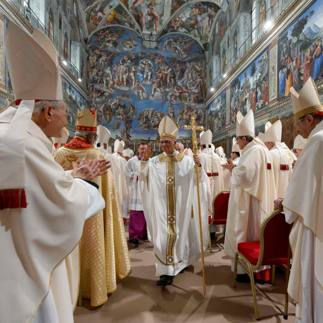 Papa s kardinalima nakon prve mise u Sikstinskoj kapeli