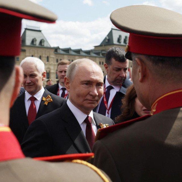 Putin pozdravlja vojne predstavnike Sjeverne Koreje