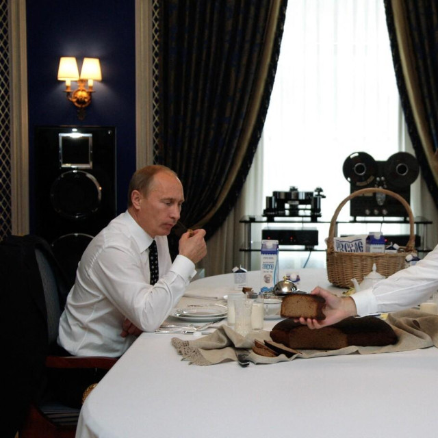 Vladimir Putin i Dmitrij Medvedev na radnom ručku