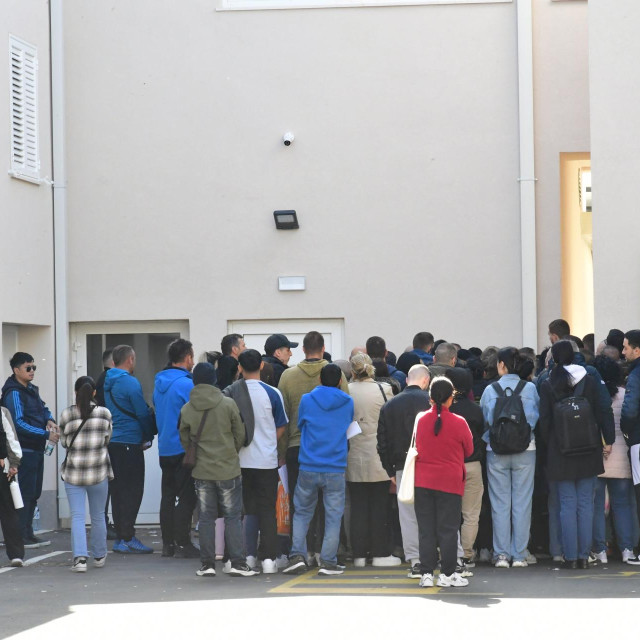 Gužva ispred Policijske uprave un Dubrovniku zbog izdavanja radnih dozvola stranim radnicima